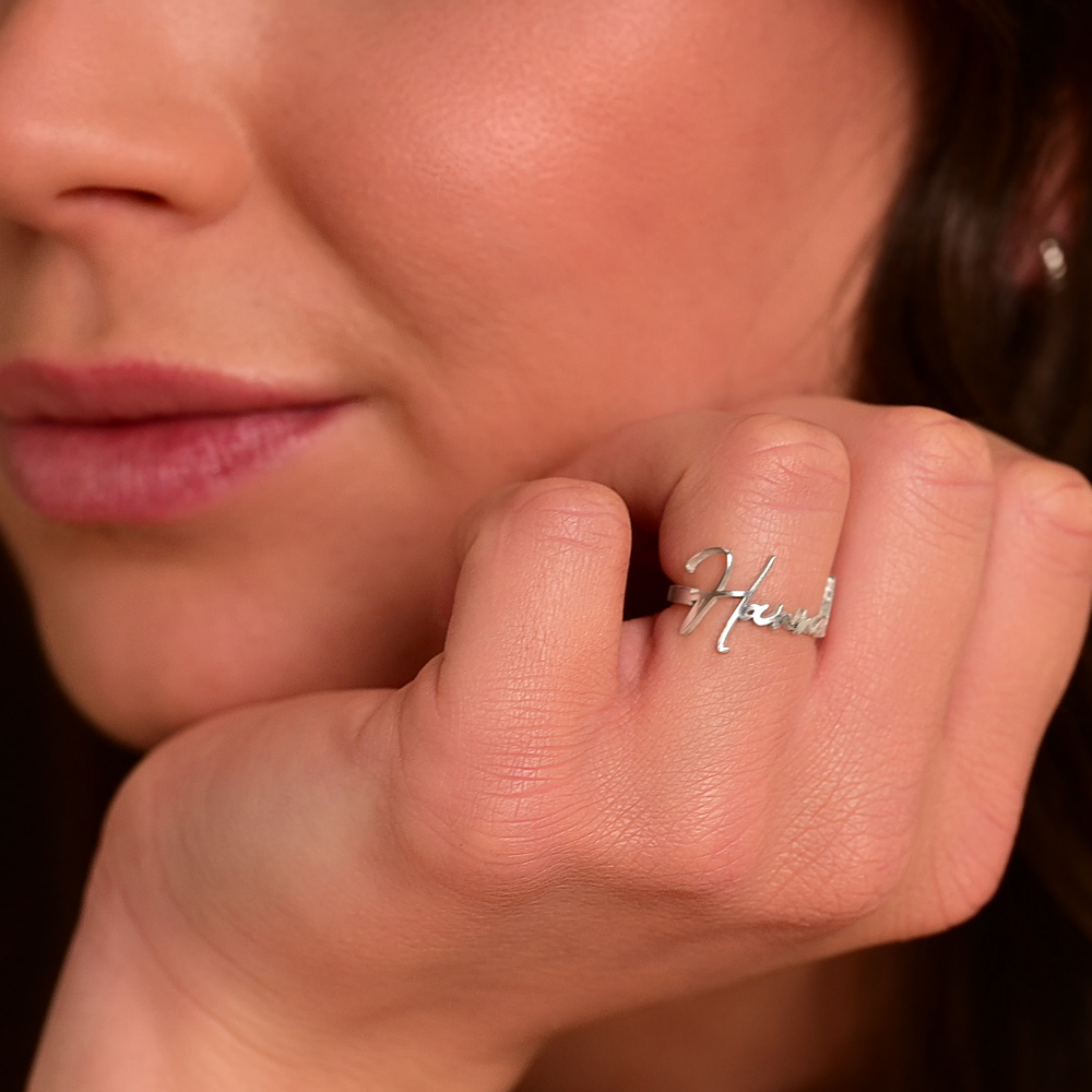 Silver name ring model Hannah
