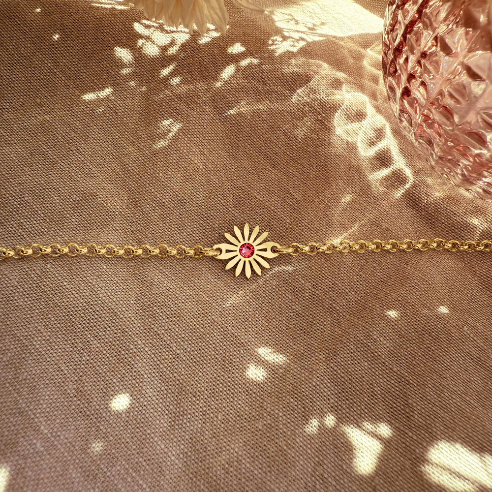 Gold bracelet with daisy birthstone