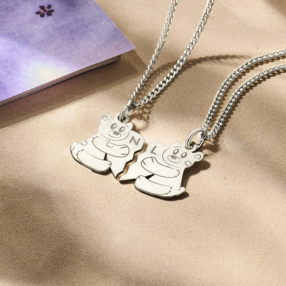 Silver interlocking pendant with bears