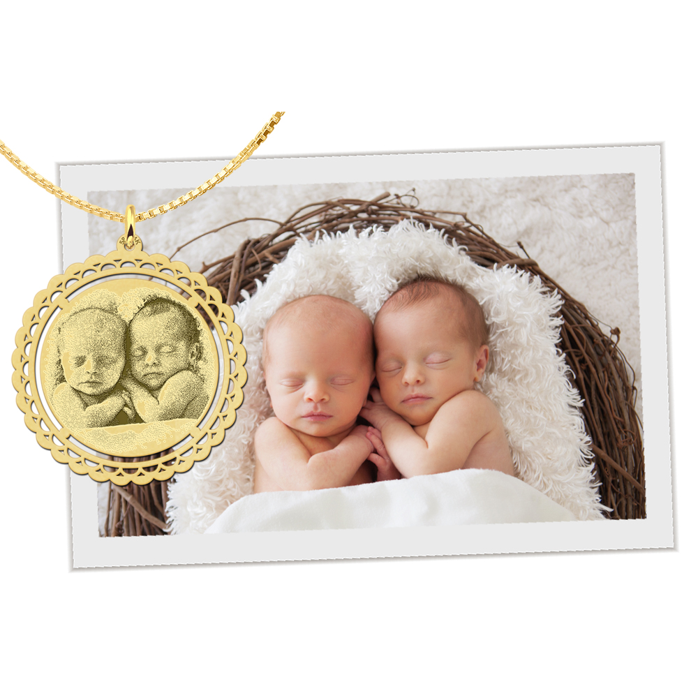 Photo engraved pendant round gold