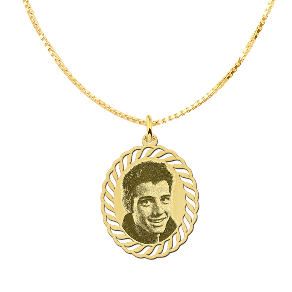 Photo engraving on oval pendant gold