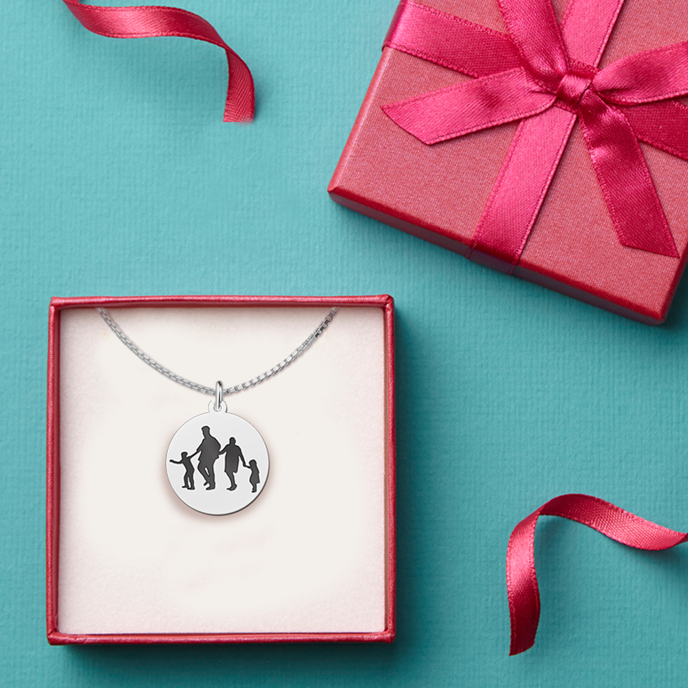 Round photo pendant with silhouette engraving