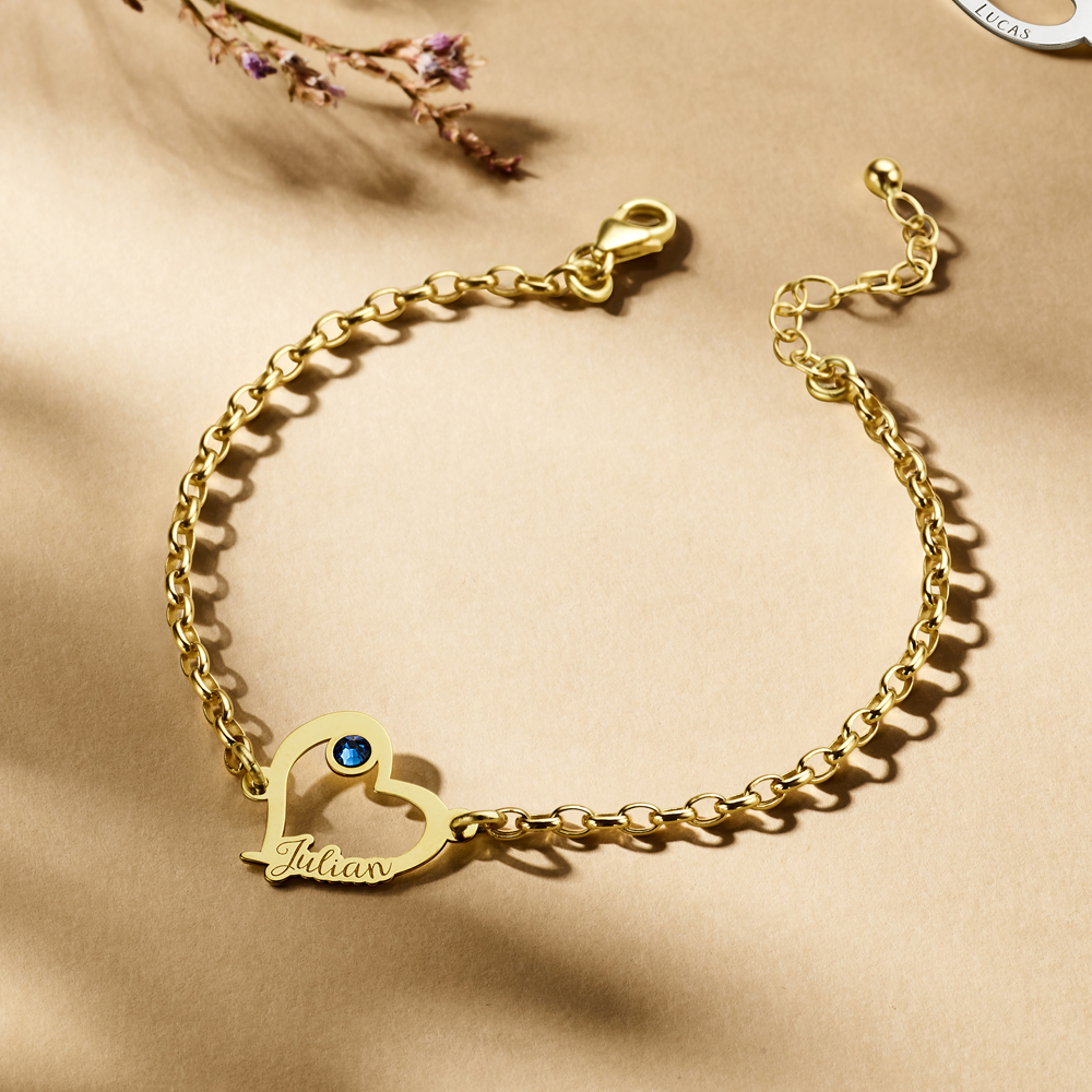Hearts bracelet of gold with stone