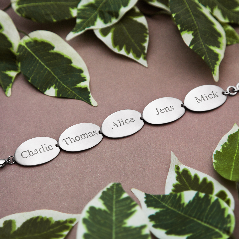 Stainless steel bracelet with 5 oval plates with names